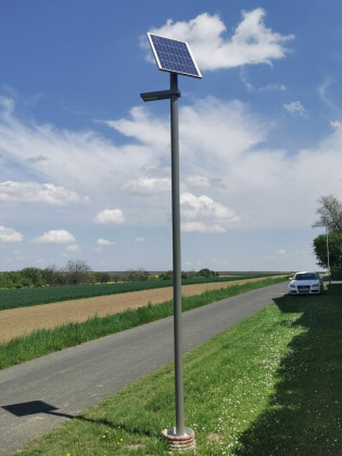 SUNLUX ECO+ - Spoľahlivé solárne osvetlenie pre náročné podmienky Štandardné svetlo pre najvyššie nároky! SUNLUX ECO+ je robustné a ekologické riešenie pre vonkajšie osvetlenie, ideálne pre parky, pešie zóny a menšie verejné priestory. Tento model j