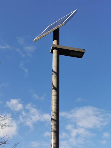 SUNLUX ECO+ - Spoľahlivé solárne osvetlenie pre náročné podmienky Štandardné svetlo pre najvyššie nároky! SUNLUX ECO+ je robustné a ekologické riešenie pre vonkajšie osvetlenie, ideálne pre parky, pešie zóny a menšie verejné priestory. Tento model j
